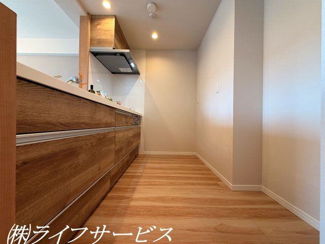 【キッチン】 | 阪神住建リバーサイドヴィラ姫島Ⅱ | システムキッチン／浄水器付、３口ガスコンロのオープンキッチン！
