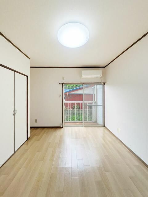真間ハイツの居間・リビング
