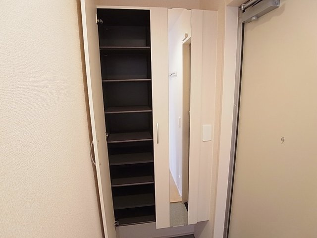 御船Ｄ－ｒｏｏｍの玄関|大きな鏡付きのシューズBOX