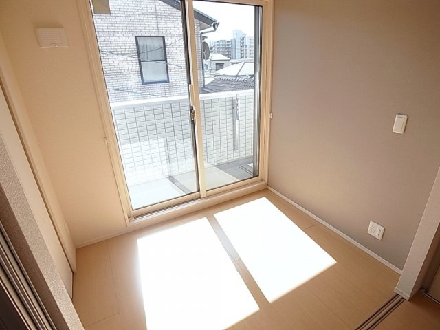 御船Ｄ－ｒｏｏｍの洋室|各部屋、角部屋で日当たり良好です