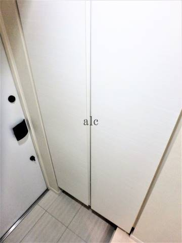 渋谷区本町３丁目の賃貸マンションの玄関|便利な収納スペースです