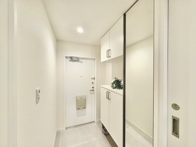 グランドメゾン主税町の玄関|スタンダードで使いやすい、落ち着いた雰囲気の玄関スペース。十分な収納力を備えており、ご家族全員の靴をしっかり整理できます。毎日出入りする場所だからこそ、使いやすさと清潔感を大切にしました。

