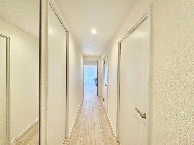 グランドメゾン主税町の玄関|「行ってきます」「おかえりなさい」の言葉が響き渡る、家族を優しく迎えるエントランス。明るく清潔感のある空間で、訪れるゲストにも好印象を与える、自慢の我が家の顔になります。
