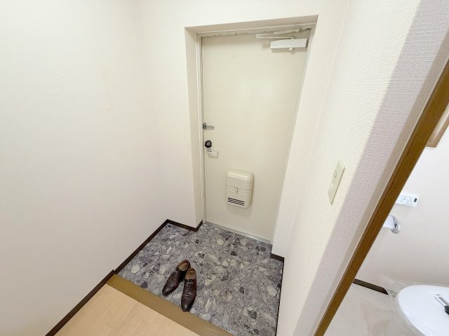 村口ビル新高の玄関
