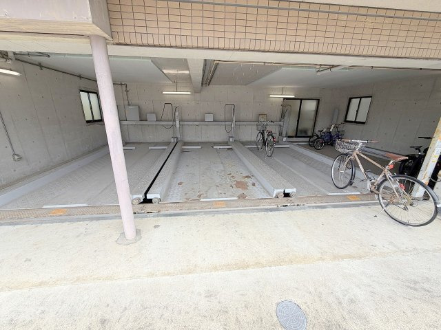 村口ビル新高の駐車場