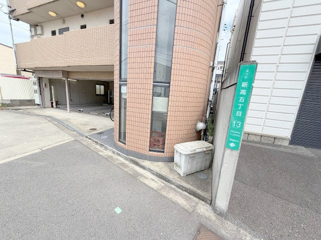 村口ビル新高のエントランス
