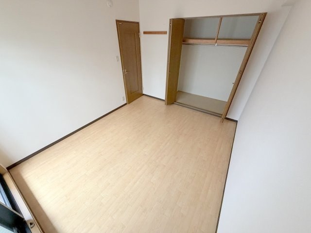 村口ビル新高の洋室