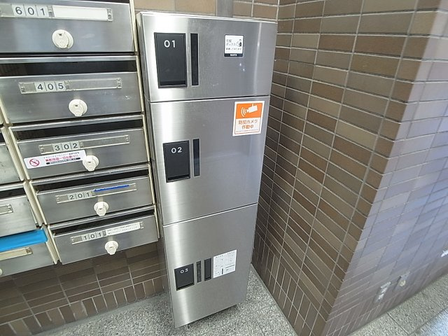 メゾン中町のその他共用部分|便利な宅配BOXを完備しています
