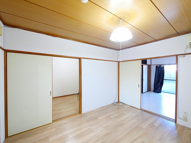 薮内ビルの洋室