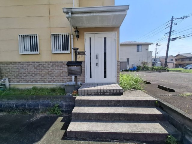 売中古戸建　藤枝市音羽町３丁目の玄関|白い玄関ドアとポストがお洒落な印象！
