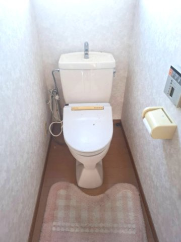 売中古戸建　藤枝市音羽町３丁目のトイレ|2階トイレにも窓があり明るいです！