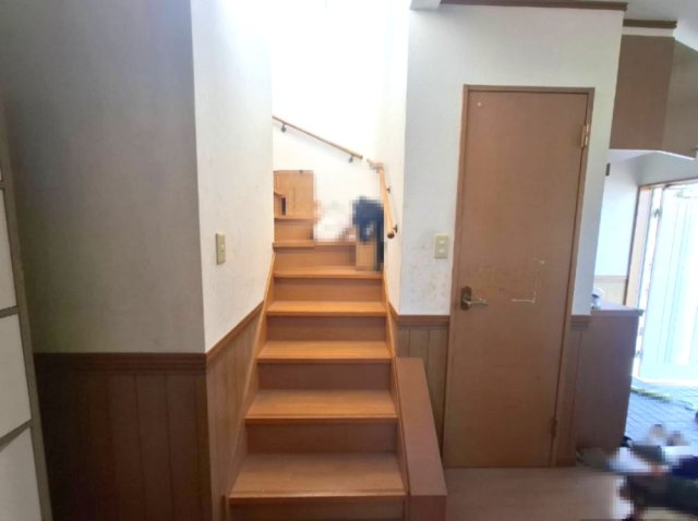 売中古戸建　藤枝市音羽町３丁目の内装|階段も明るいですね！