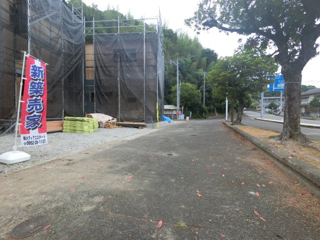 伊万里市脇田町第1　1号棟の前面道路含む現地写真|工事中