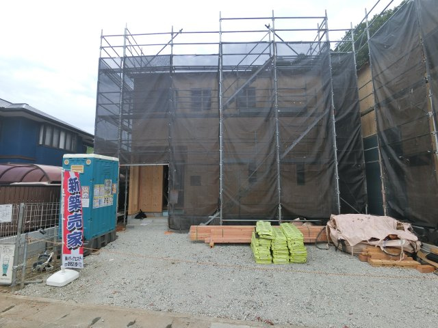 伊万里市脇田町第1　1号棟の外観|前面道路含む現地写真です