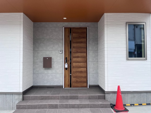 呉市宮原新築戸建て2階リビングの玄関
