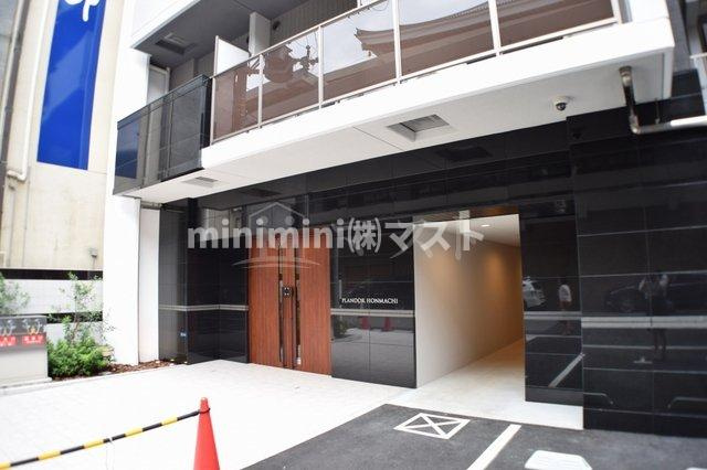 大阪市中央区本町４丁目の賃貸マンションのエントランス