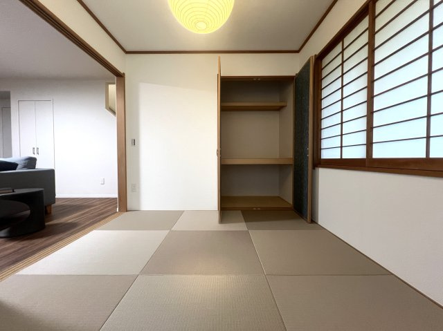 あそびの中に未来を感じる【こどもの国】が、この物件があるコトで【おとなの国】に。旧分譲地内に佇む邸宅は、生活にたくさんの彩りをもたらしてくれます。ビバ！こどもの国！な【青葉区奈良５丁目】リフォーム戸建の和室|和室があれば、来客や子供用のスペースとして活躍します