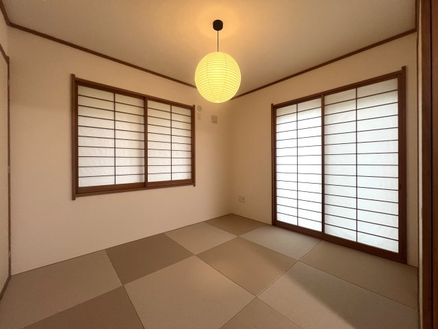 あそびの中に未来を感じる【こどもの国】が、この物件があるコトで【おとなの国】に。旧分譲地内に佇む邸宅は、生活にたくさんの彩りをもたらしてくれます。ビバ！こどもの国！な【青葉区奈良５丁目】リフォーム戸建の和室|和室がひろがる居住スペース
