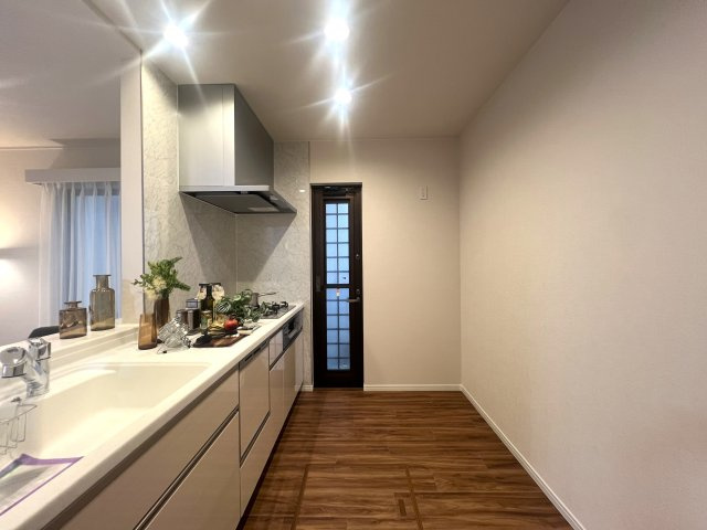 あそびの中に未来を感じる【こどもの国】が、この物件があるコトで【おとなの国】に。旧分譲地内に佇む邸宅は、生活にたくさんの彩りをもたらしてくれます。ビバ！こどもの国！な【青葉区奈良５丁目】リフォーム戸建のキッチン|きれいなキッチンです