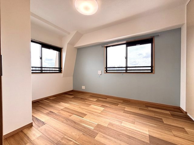 洋室約6.1帖　南側からの採光あり