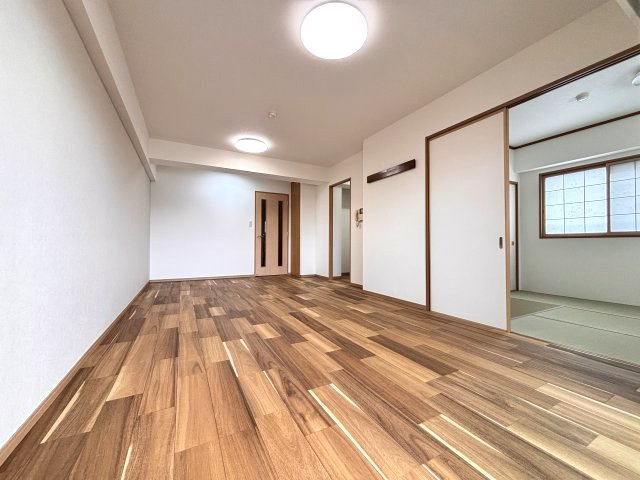 バルコニーからのリビング　約12帖　2021年にフロアタイル張替え済み