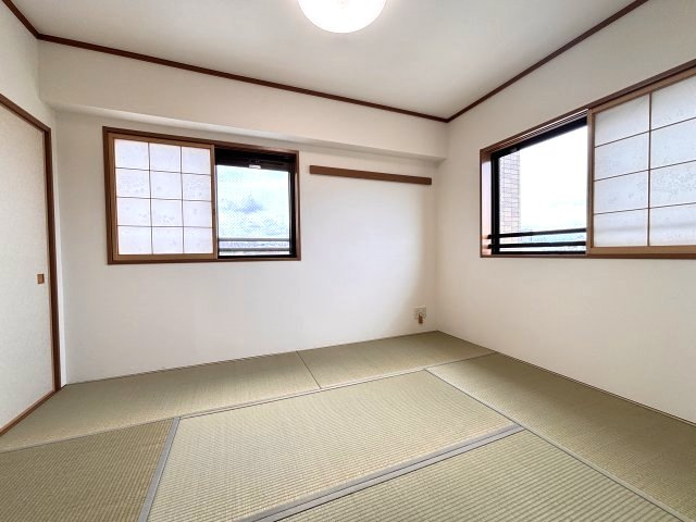 南側にも窓が有り、明るい和室です