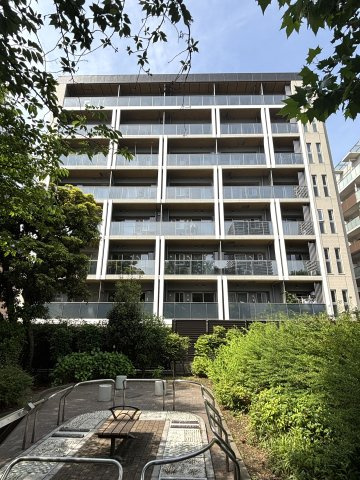 公園に隣接した開放感のあるマンションです。