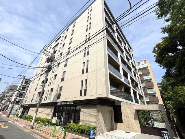 瀟洒な外壁タイル貼り、オートロック付きエントランス