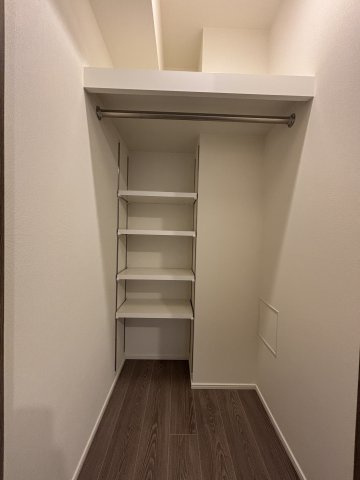 約5.5帖のお部屋についているウォークインクローゼット
衣類はもちろん、バックや季節物などもまとめて収納できるのが魅力です。
