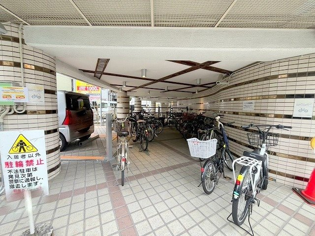 十三エステートハイツの駐車場