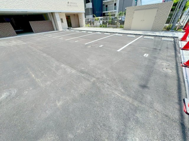 アドバンス大阪ルアナの駐車場