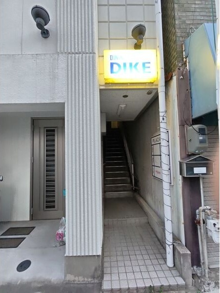 PLAZA 1 ビルのエントランス