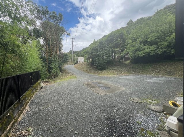 嘉麻市馬見　2階建　５LDKSの駐車場