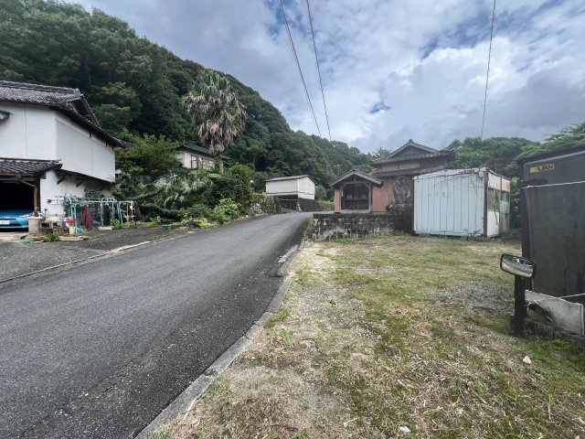 嘉麻市馬見　2階建　５LDKSの前面道路含む現地写真
