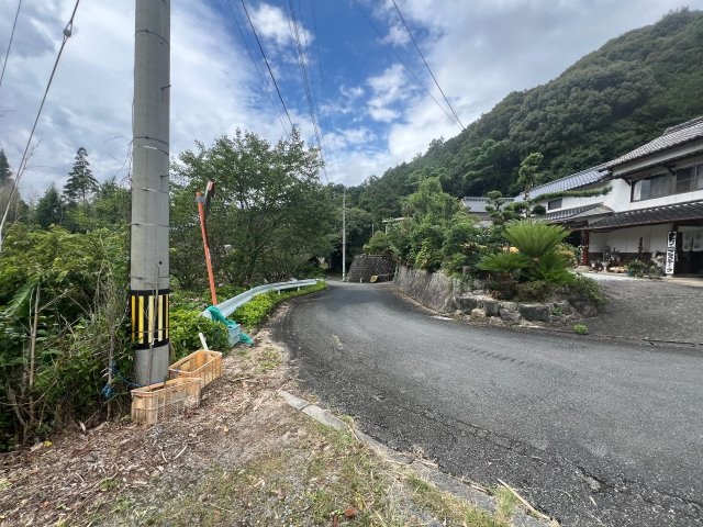 嘉麻市馬見　2階建　５LDKSの前面道路含む現地写真