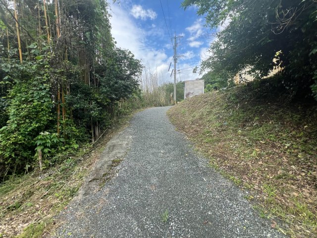 嘉麻市馬見　2階建　５LDKSの前面道路含む現地写真