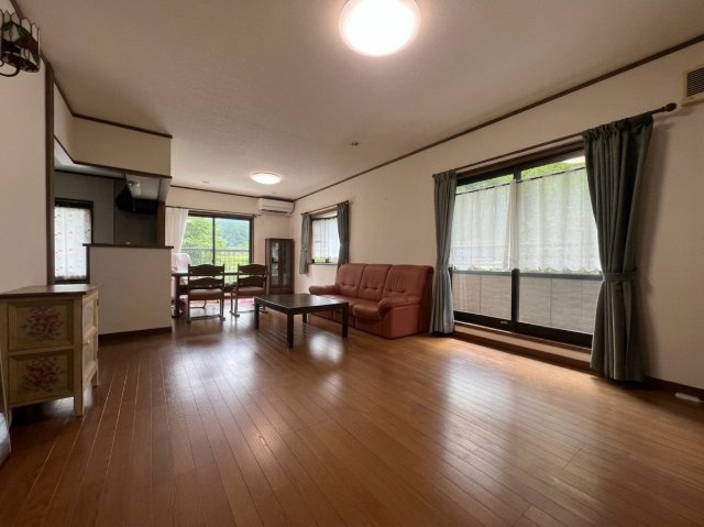 嘉麻市馬見　2階建　５LDKSの居間・リビング
