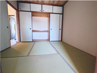 落ち着いた色調の寝室です
