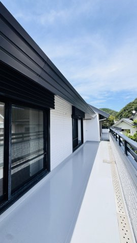 葉山町長柄、大空間の再生住宅。のバルコニー