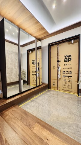 葉山町長柄、大空間の再生住宅。の玄関
