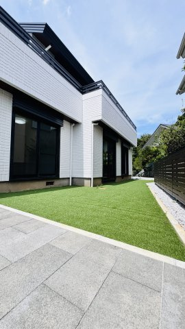 葉山町長柄、大空間の再生住宅。の庭