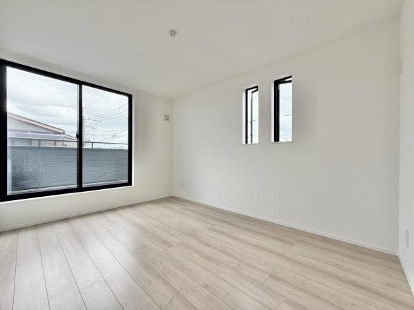 【寝室】 | 木目のフローリングが暖かみのある室内に。明るい寝室で心地のいい朝を迎えられそう。