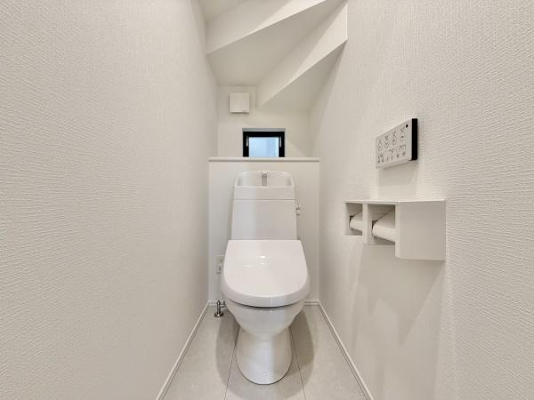 【トイレ】 | 清潔感のある広々トイレです♪
節水型でエコなトイレには、今では当たり前のウォシュレット付き。便座を温める機能付き！