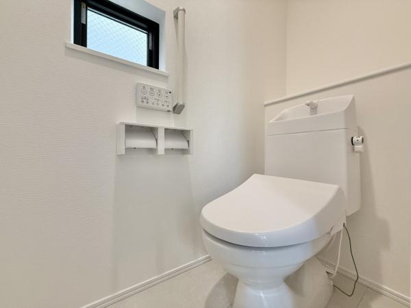 【トイレ】 | 2階にもトイレがあります。
1階にわざわざ降りなくて済むので重宝しますよ♪


