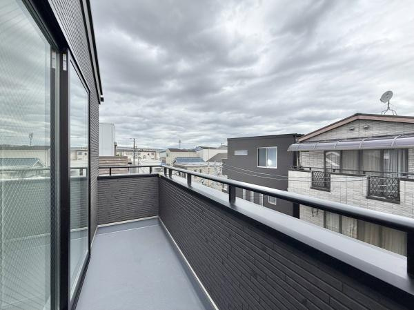 【バルコニー】 | 太陽の光と爽やかな風を受けたお洗濯物はあっという間に乾き、取りこむ時には太陽の匂いを感じられそうですね♪
