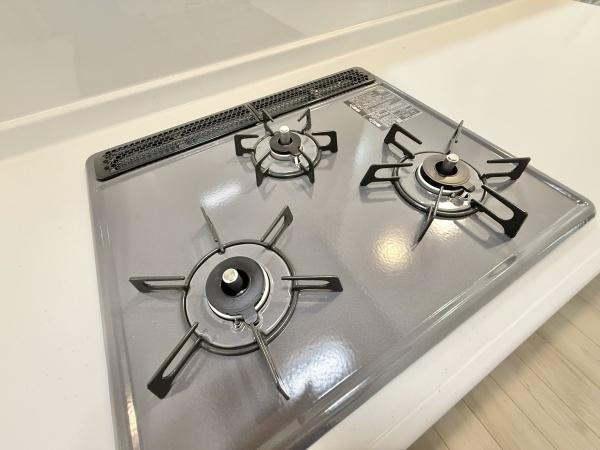 【キッチン】 | 三口コンロでお料理がはかどりますね♪
お料理も気分よくできそうです！