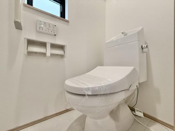 【トイレ】 | 窓があるので、換気しやすく匂いもこもりません♪暗くなりがちなトイレも明るいですよ♪