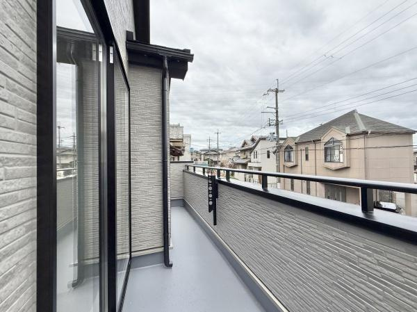 【バルコニー】 | 太陽の光と爽やかな風を受けたお洗濯物はあっという間に乾き、取りこむ時には太陽の匂いを感じられそうですね♪