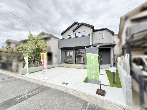 【前面道路含む現地写真】 | 低層の一戸建てを中心とした街並みが整然と続き、周辺は高い建物が建っていないので、採光や開放性に恵まれる環境です。