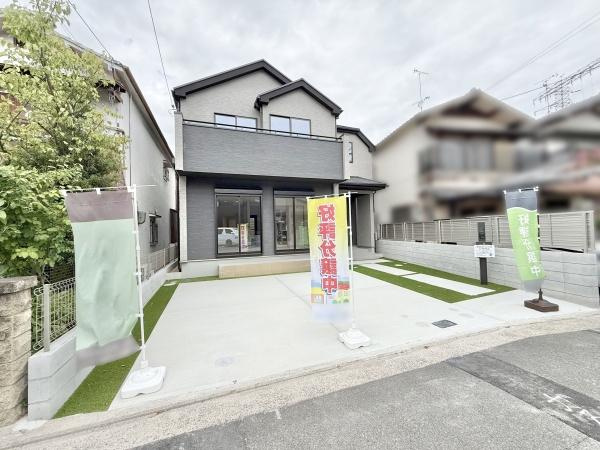 【その他】 | お車の出し入れが苦手なママや小さなお子様にも安心ですね。しっかり舗装もされているので、ベビーカーや自転車で通っても快適に通行できます。